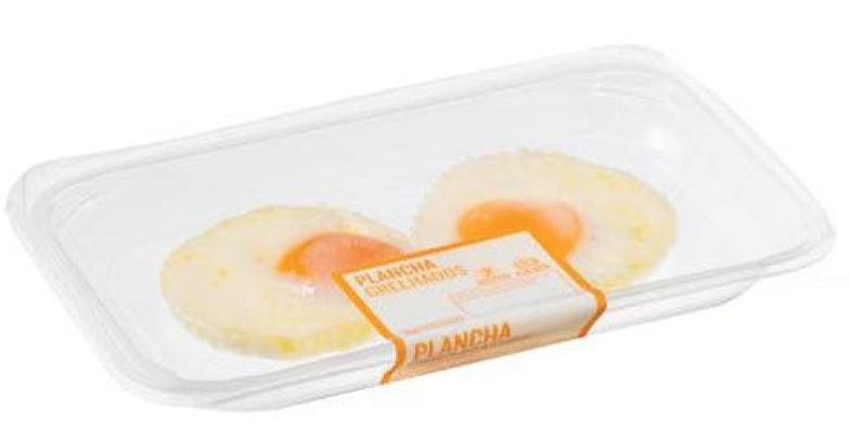 Migas de coliflor con huevos a la plancha precocinados.